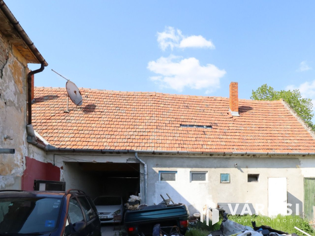 Gönyűn eladó vendéglátó egység 2 lakással