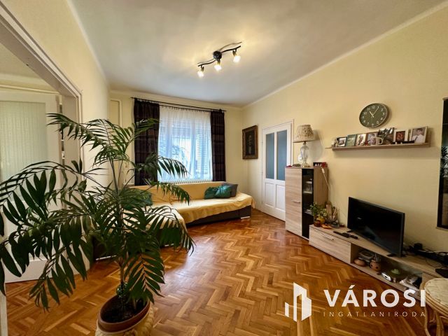 Debrecen egyik LEGSZEBB utcájában kertes ház eladó!