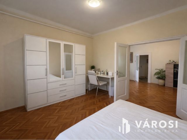 Debrecen egyik LEGSZEBB utcájában kertes ház eladó!