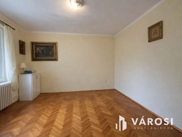 Debrecen egyik LEGSZEBB utcájában kertes ház eladó!