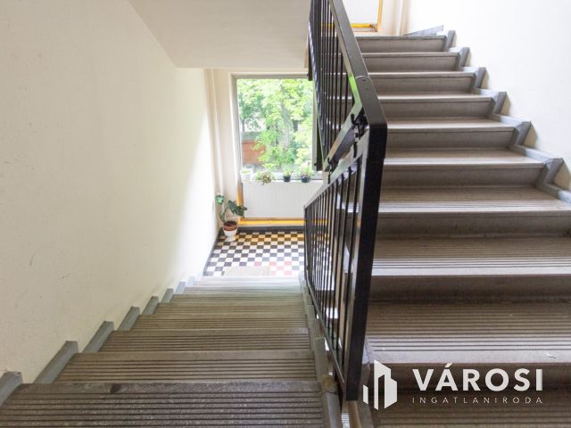 2.emeleti, erkélyes, két szoba hallos lakás eladó