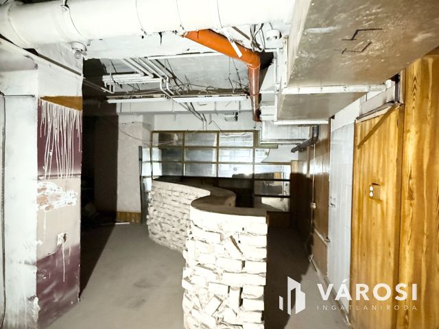 500 m² üzlethelyiség a Blaha Lujza tér közelében eladó
