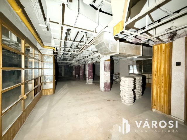 500 m² üzlethelyiség a Blaha Lujza tér közelében eladó