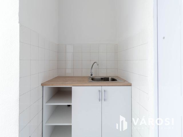 Fáy utcai felújított iroda:48 m2, 2 helyiség,saját teakonyha