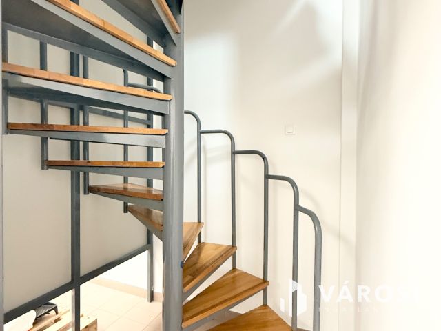 36 m² + 22 m² galériás üzlethelyiség kiadó a Pólusban