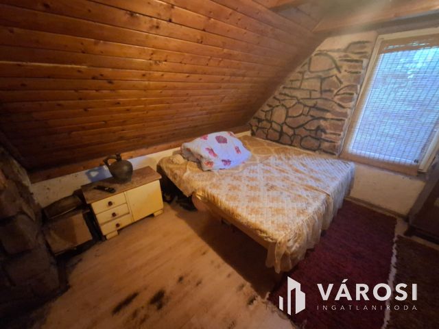 Kis ház teljes közművel, nagyobb ház építési lehetőséggel