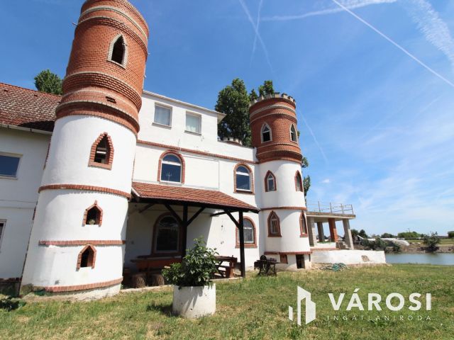 Kastélyjellegű birtok panorámával és saját vízparttal