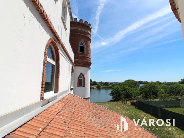 Kastélyjellegű birtok panorámával és saját vízparttal