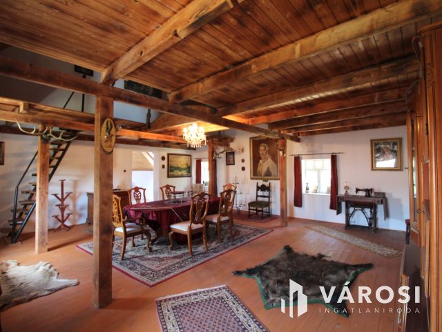 Kastélyjellegű birtok panorámával és saját vízparttal