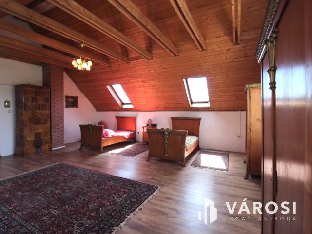 Kastélyjellegű birtok panorámával és saját vízparttal