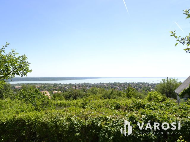 Balatonalmádiban, panorámás zártkert eladó!