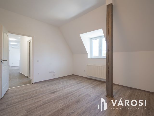 Eladó nappali + 2 hálós + autó beállós, újszerű lakás Gödön