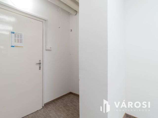 Fáy utcai irodaépületben földszinti, 16 m2-es iroda kiadó