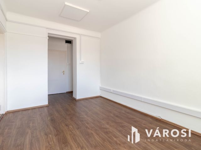 1.emeleti, 16 m2-es iroda saját minikonyhával a Fáy utcában