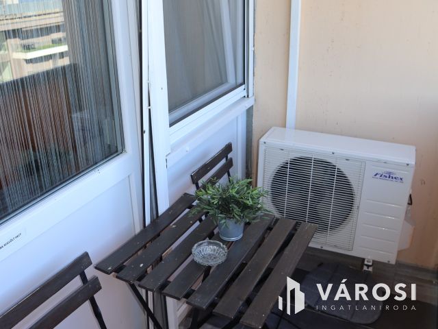Felújított panorámás stúdió-apartman az Aranyparton eladó